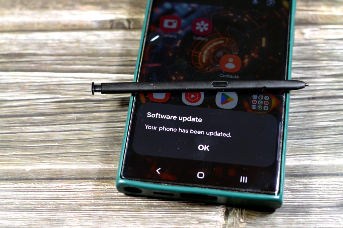 Auf einem Handy wird die Benachrichtigung angezeigt, dass ein Software-Update durchgeführt wurde.