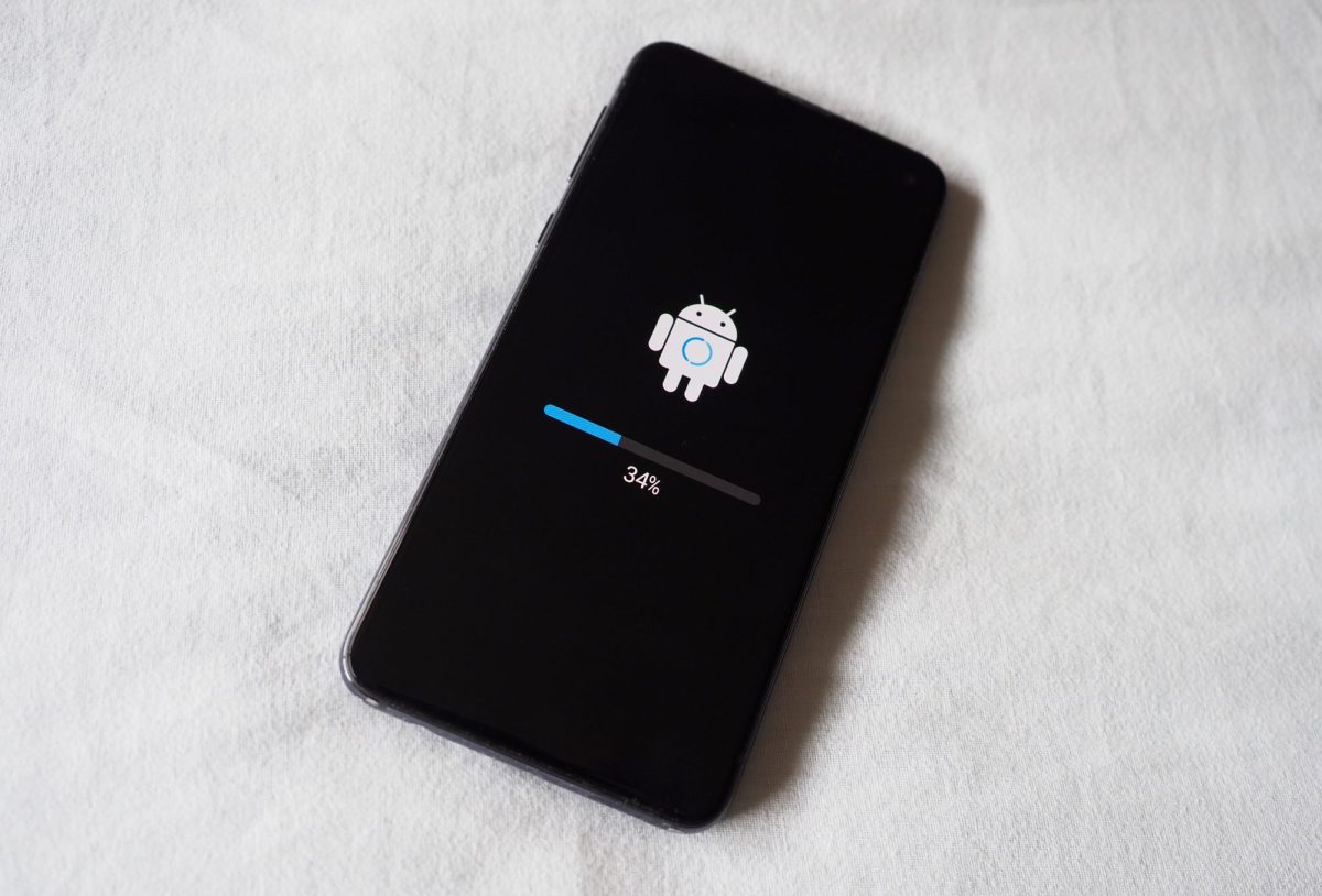 Auf einem Handy wird ein Android-Update durchgeführt.