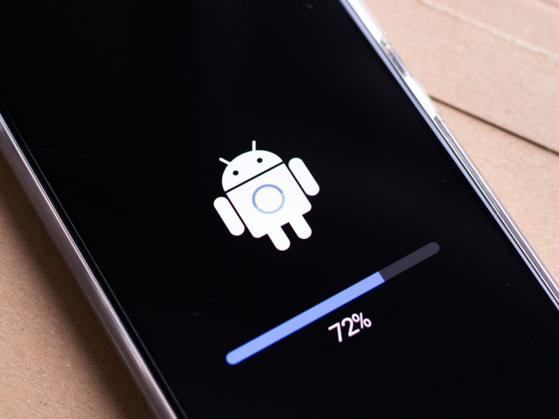 Android-Logo mit Ladebalken auf einem Smartphone-Display.