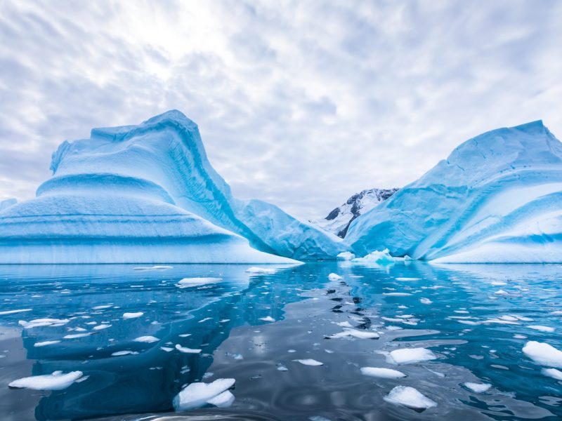 Eisberge treiben im Wasser der Antarktis