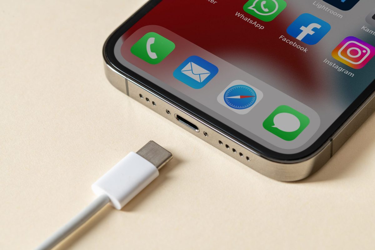 iPhone mit USB-C-Ladekabel.