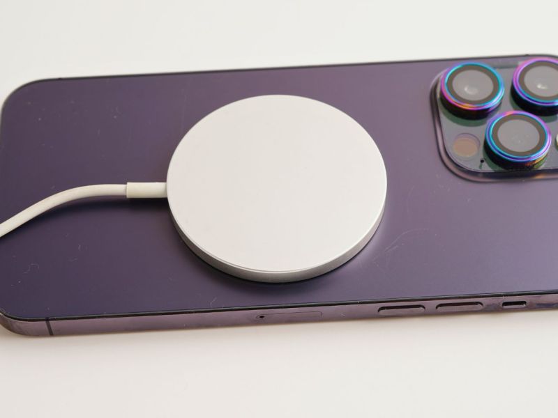 Apple-Smartphone mit MagSafe-Ladegerät
