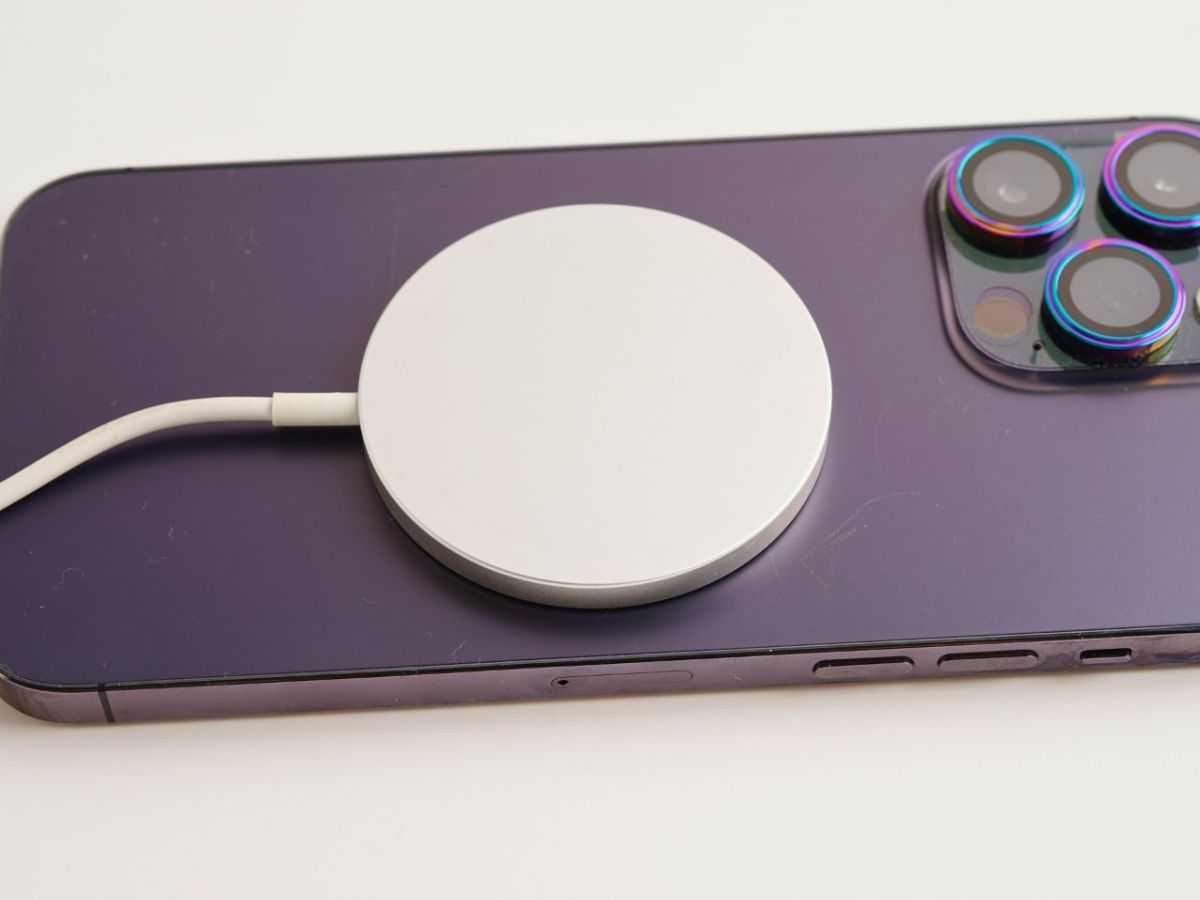 Apple-Smartphone mit MagSafe-Ladegerät