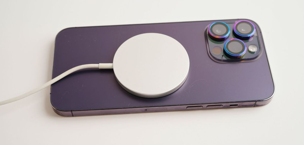 Apple-Smartphone mit MagSafe-Ladegerät