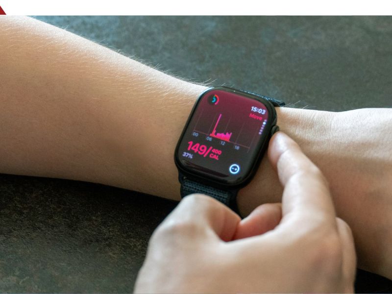 Apple Watch Series 10 an einem Handgelenk.