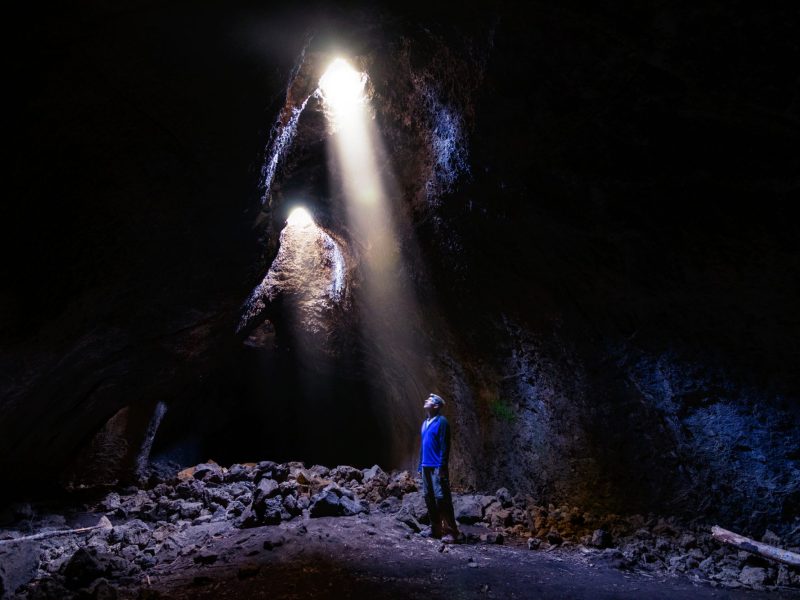 Tunnel mit Löchern in der Decke als archäologischer Fund.