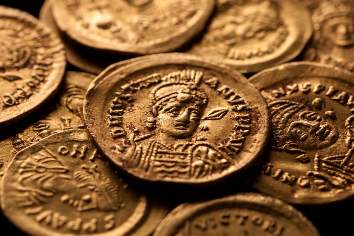 Goldmünzen als archäologischer Fund auf einem Haufen.