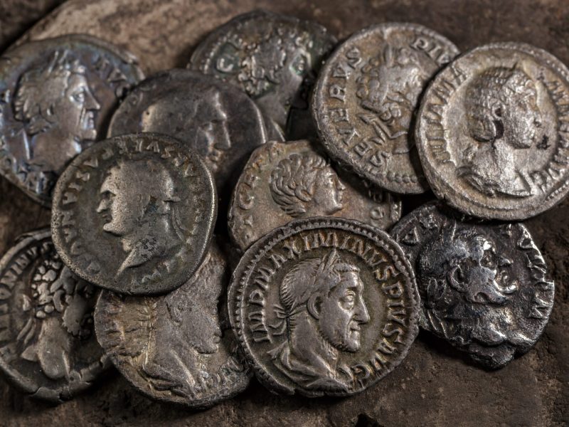 Mehrere Münzen als archäologischer Fund.