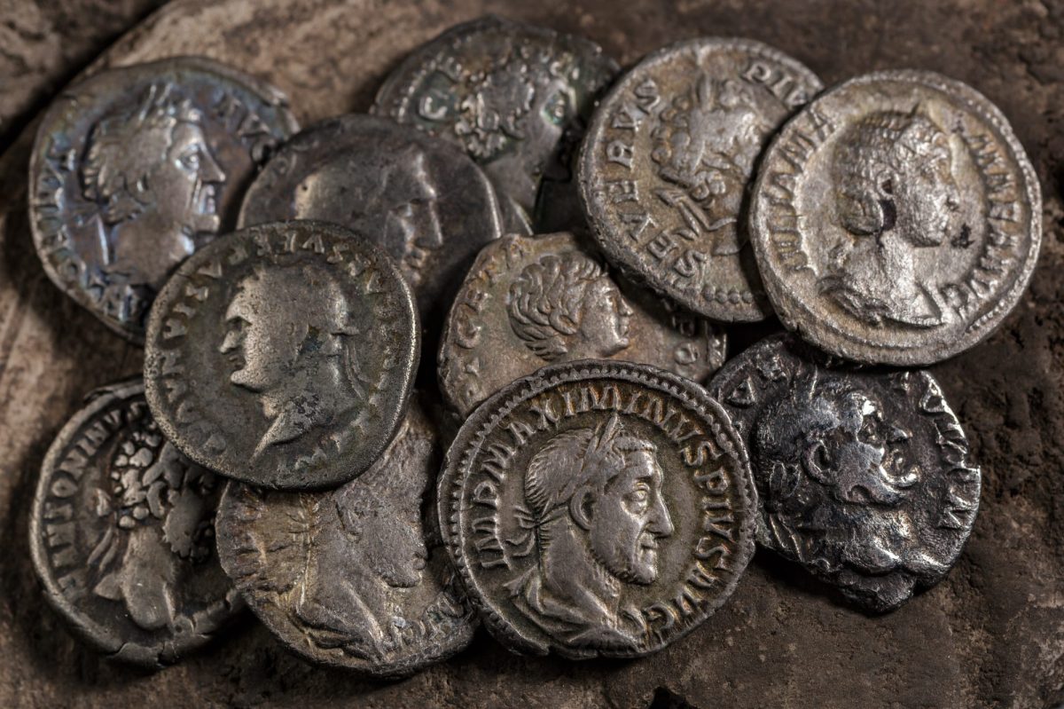 Mehrere Münzen als archäologischer Fund.