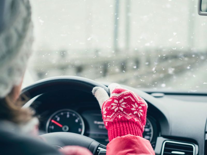 Frau fährt Auto im Winter