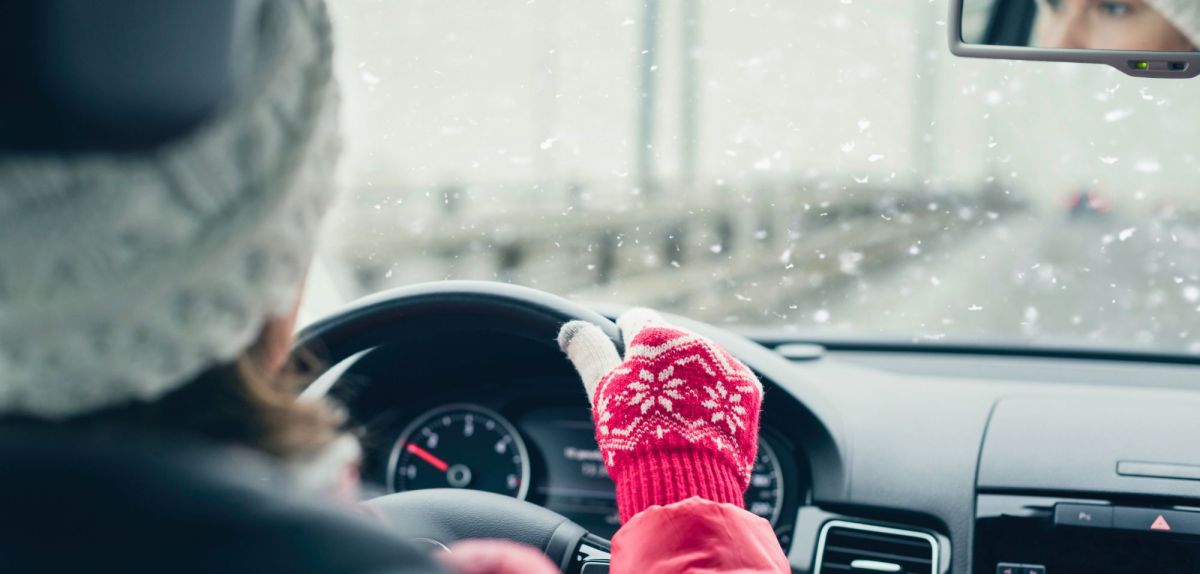Frau fährt Auto im Winter