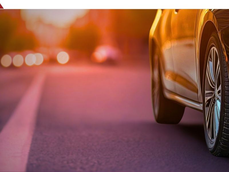 Auto auf einer befahrenen Straße