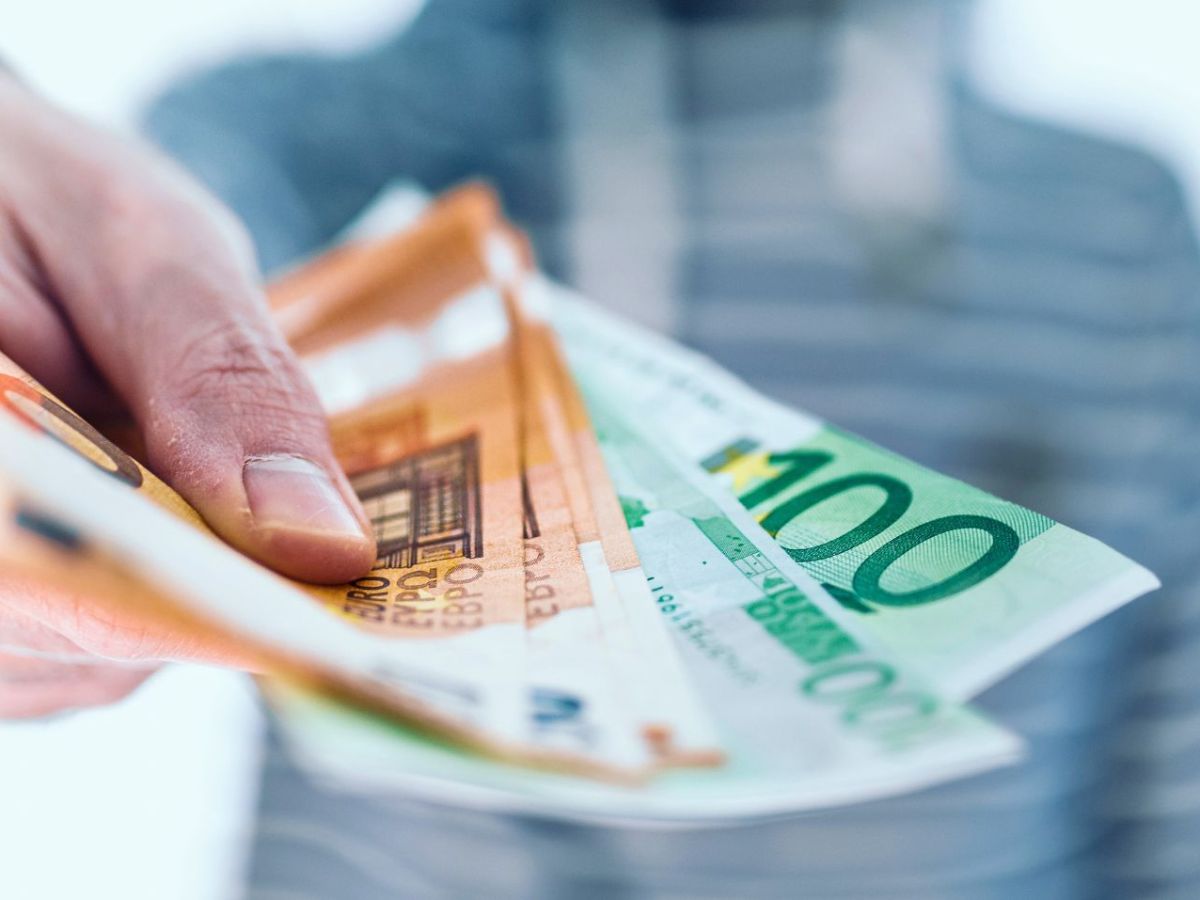 Mann hält Bargeld in der Hand