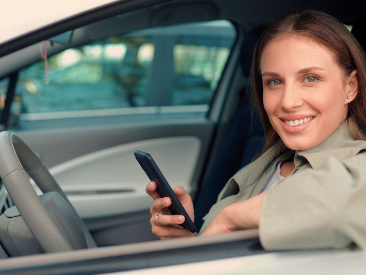 Frau nutzt Blitzer-App auf dem Smartphone