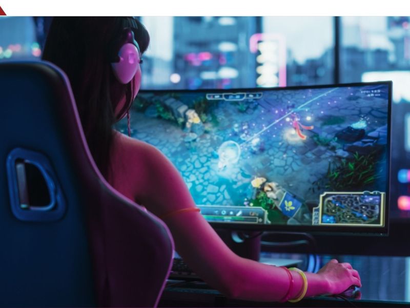 Person spielt an einem curved Gaming-Monitor.