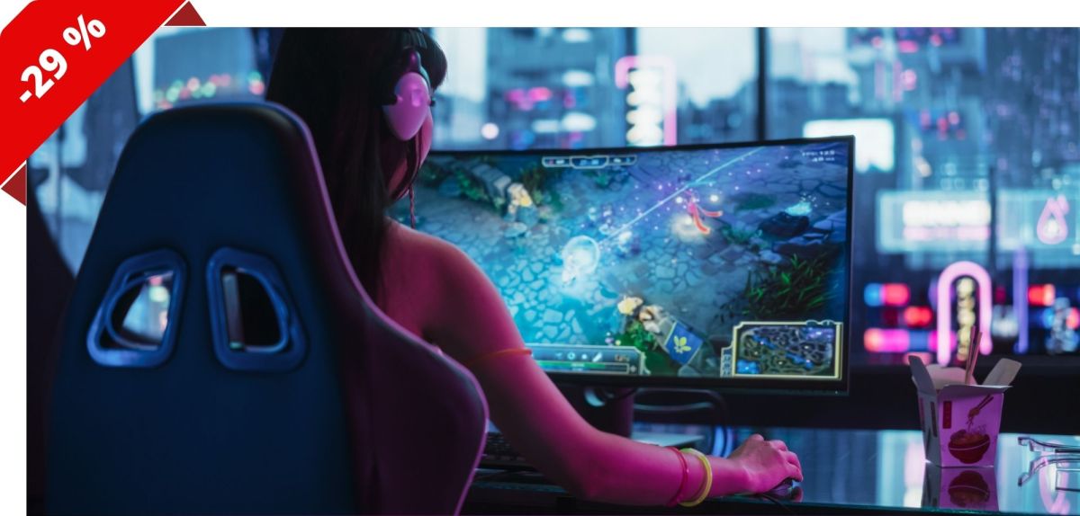 Person spielt an einem curved Gaming-Monitor.