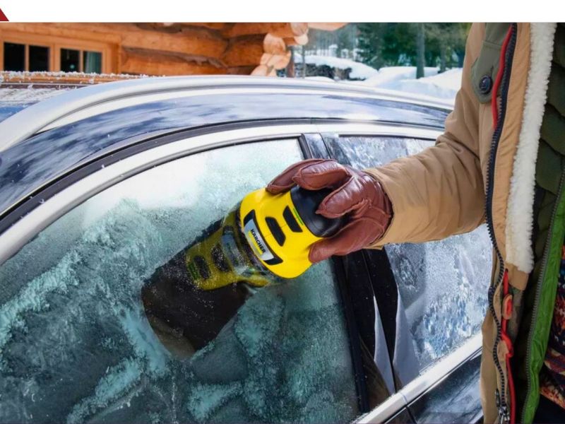 Mann benutzt einen Kärcher EDI 4 an einer gefrorenen Autoscheibe