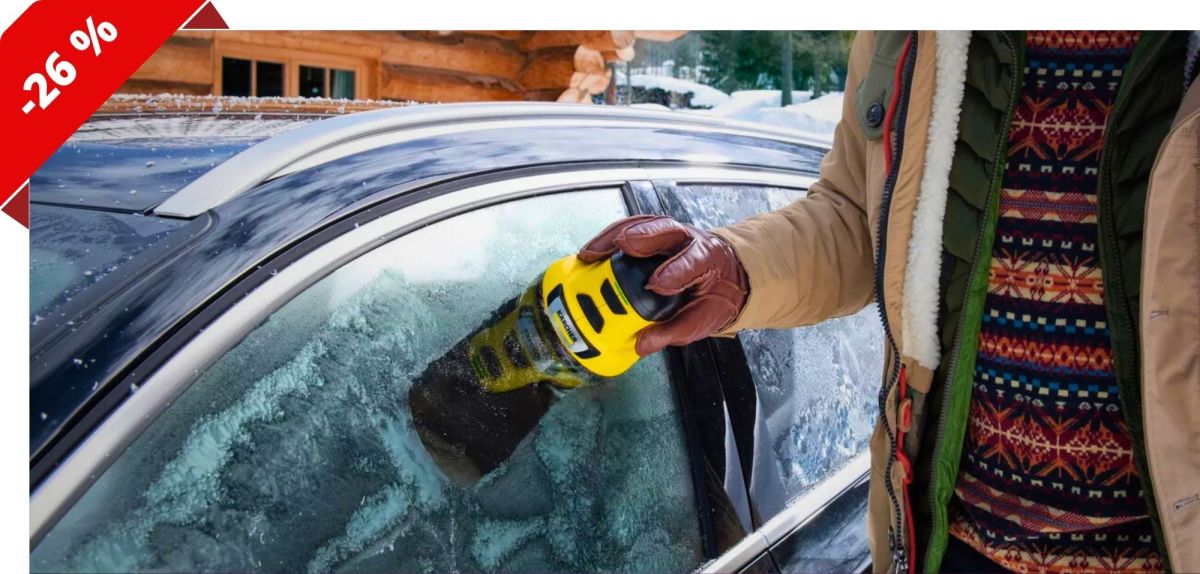 Mann benutzt einen Kärcher EDI 4 an einer gefrorenen Autoscheibe