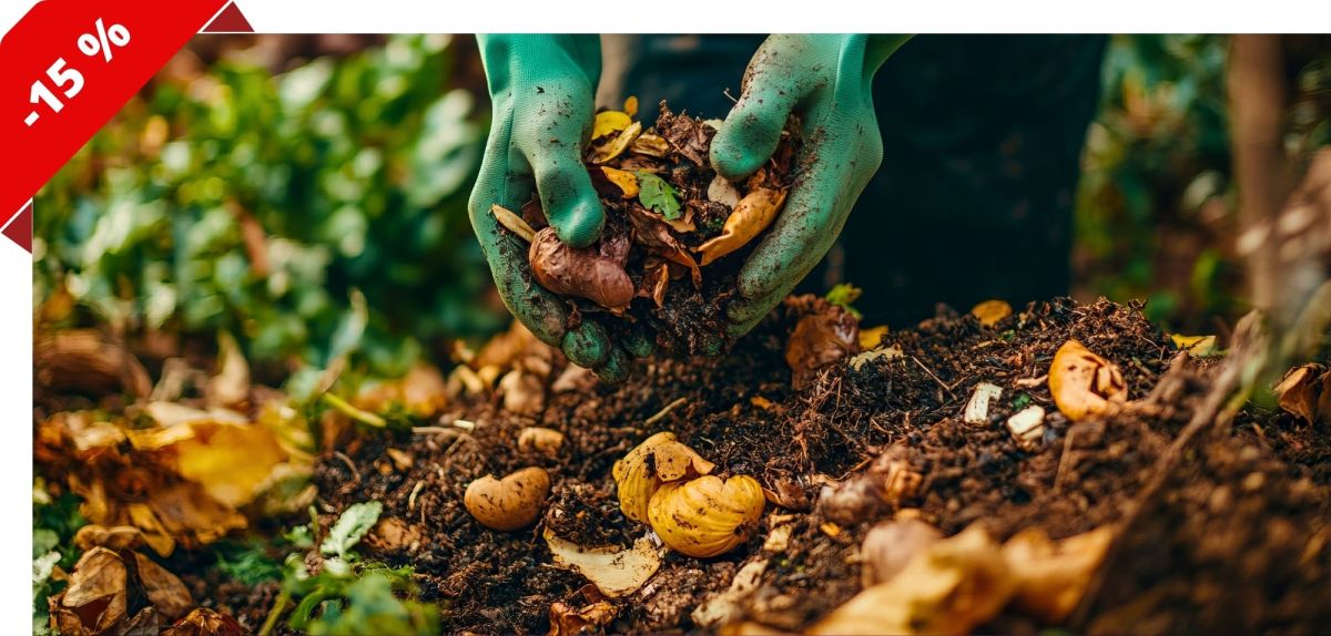 Person mit Gartenhandschuhen greift in einen Komposthaufen
