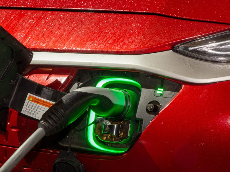 Elektroauto beim Aufladen.
