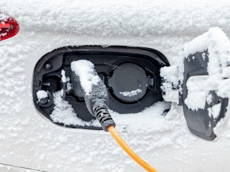 Elektroauto beim Laden im Schnee.