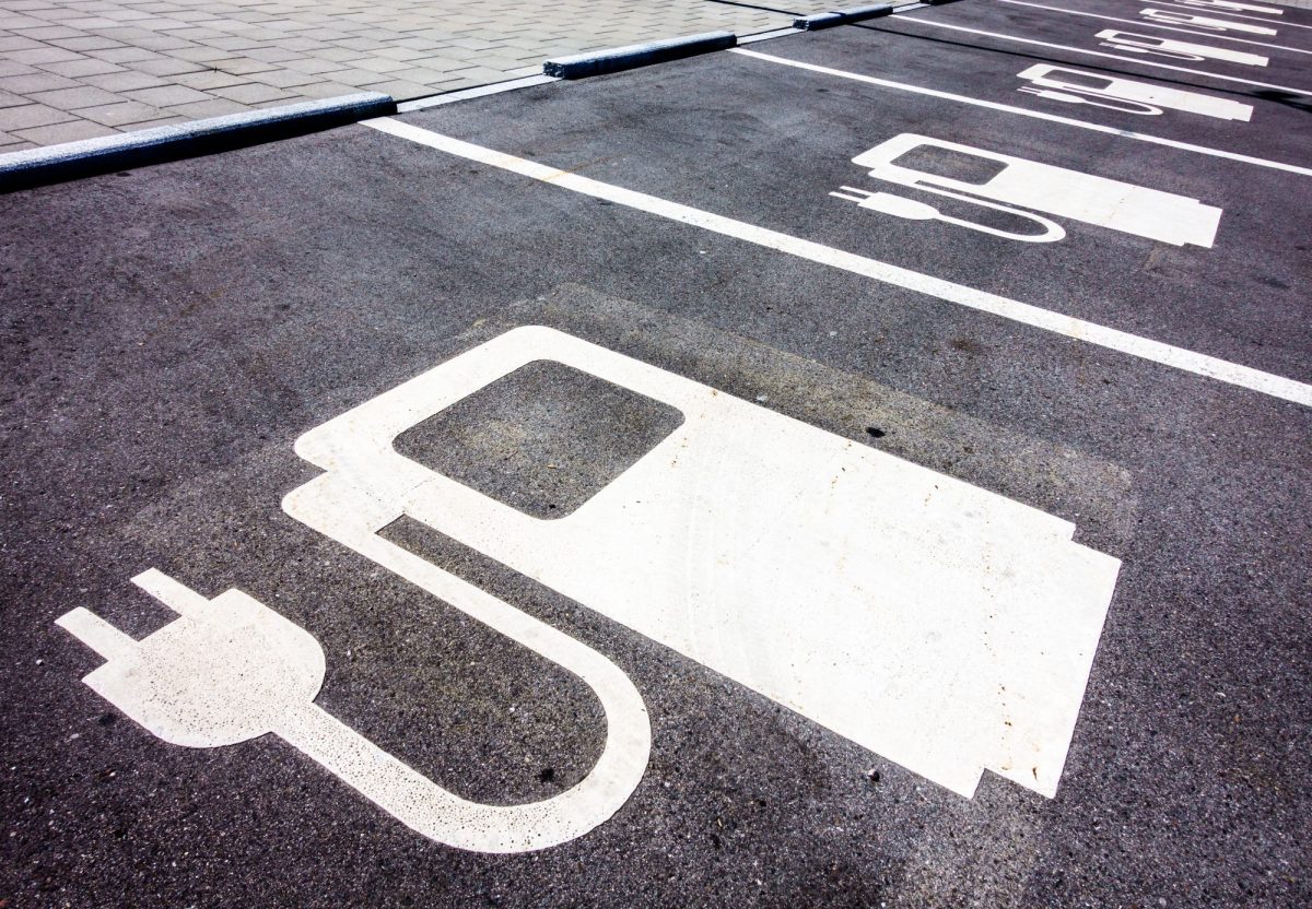 Parkplätze für Elektroautos.