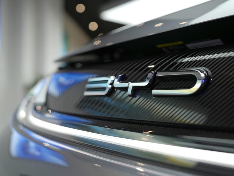 BYD-Logo auf einem Auto.