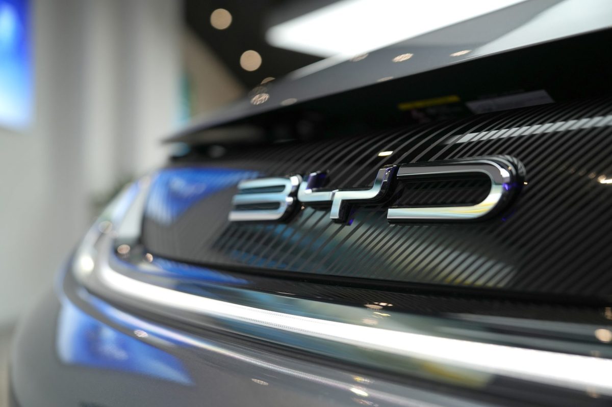 BYD-Logo auf einem Auto.