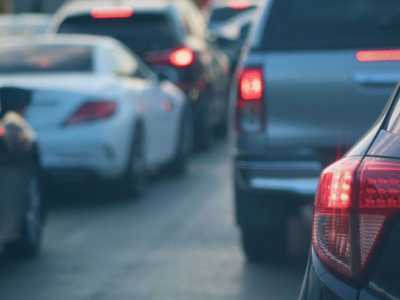 Verschiedene Autos auf einer Straße