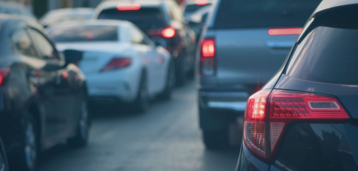 Verschiedene Autos auf einer Straße