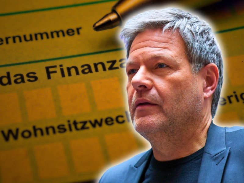 Robert Habeck vor einer Steuererklärung