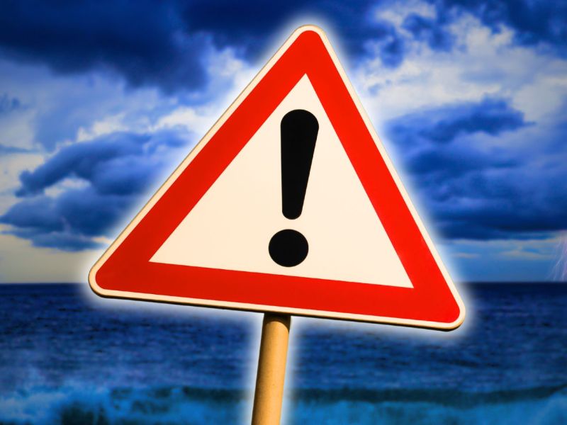 Warnschild vor einem Sturm über dem Meer
