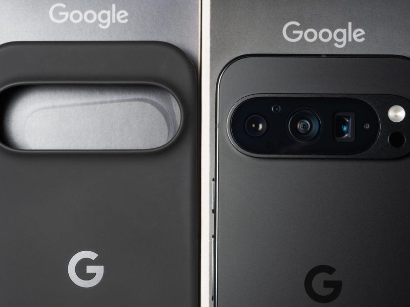 Google Pixel 9 Pro liegt neben einer entsprechenden Schutzhülle