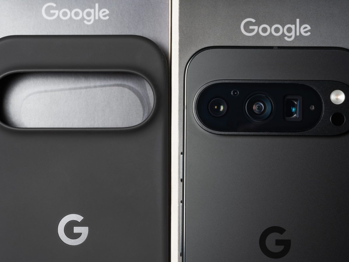 Google Pixel 9 Pro liegt neben einer entsprechenden Schutzhülle