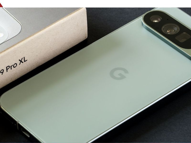 Das Google Pixel 9 Pro XL auf einem schwarzen Untergrund, daneben die Verpackung des Smartphones.