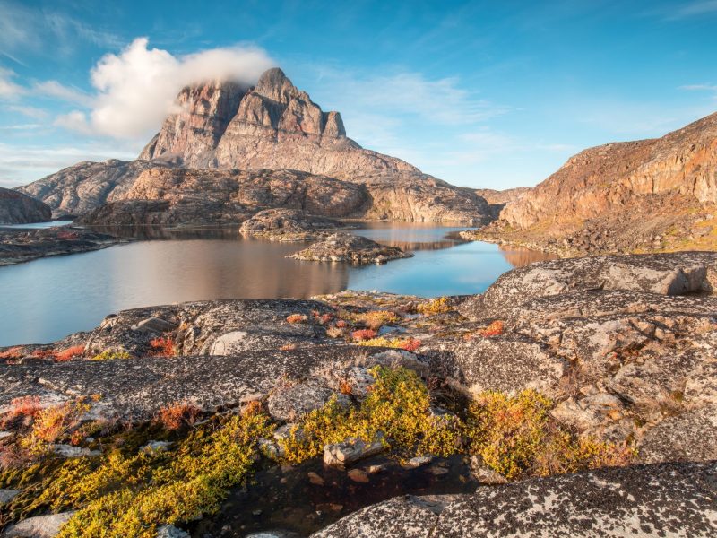 Landschaft mit Seen und Bergen in Grönland.