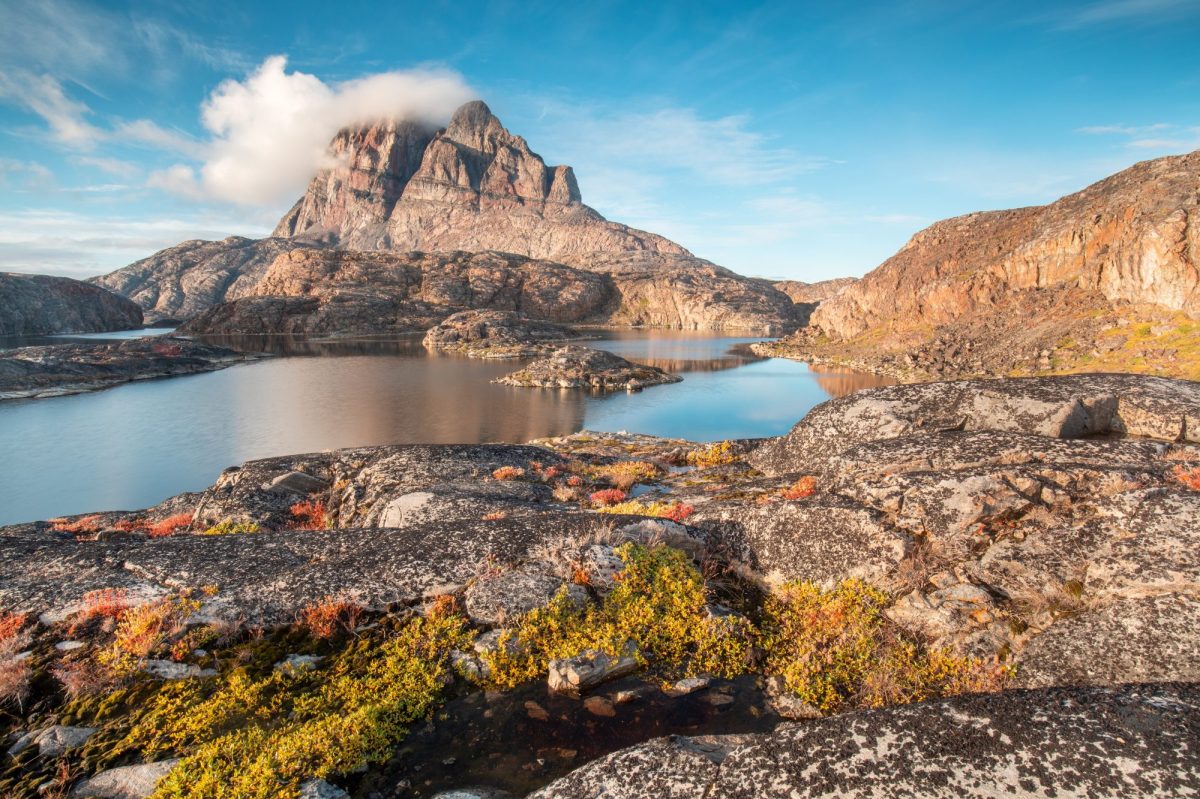 Landschaft mit Seen und Bergen in Grönland.