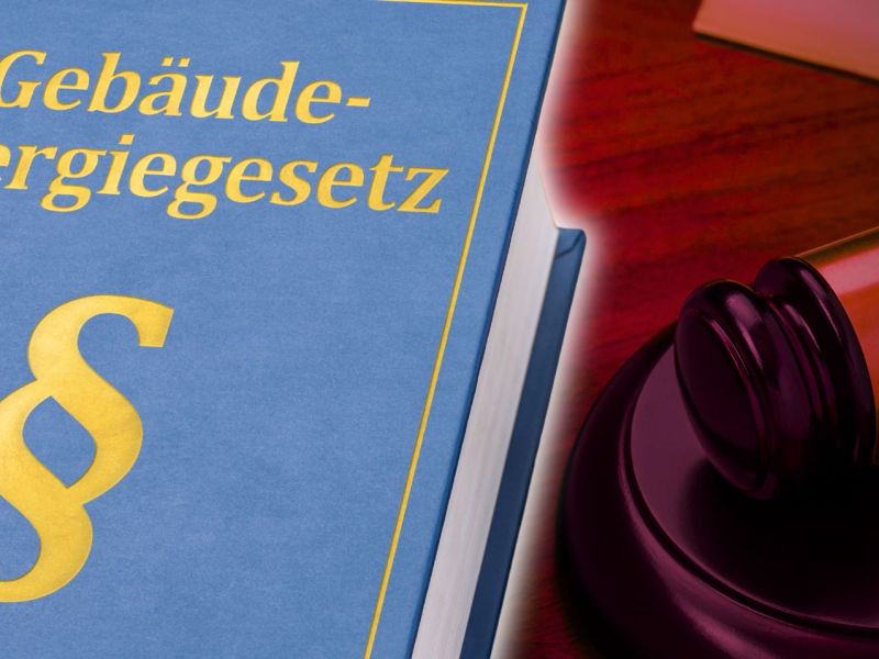 Gebäudeenergiegesetz-Buch neben einem Richterhammer