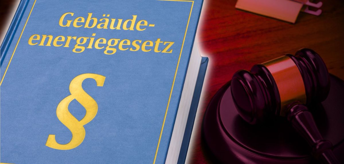 Gebäudeenergiegesetz-Buch neben einem Richterhammer