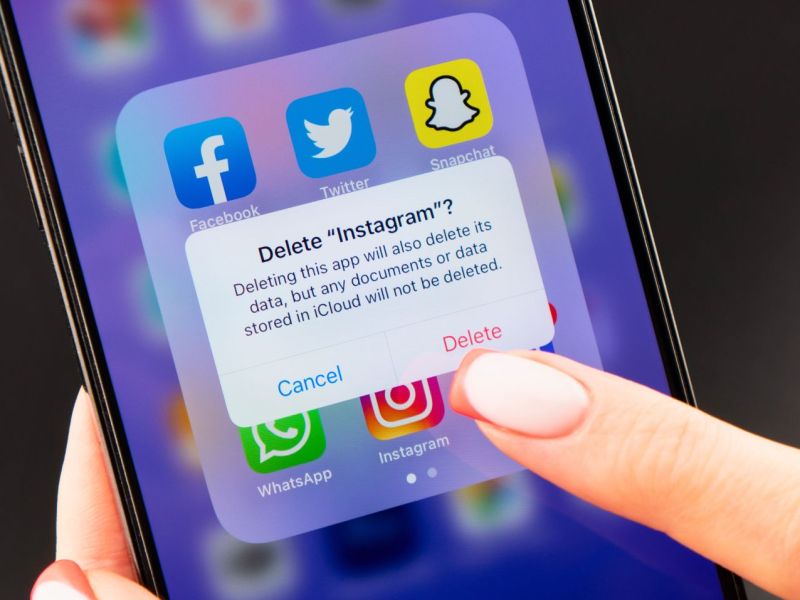 Frau löscht Instagram-Konto