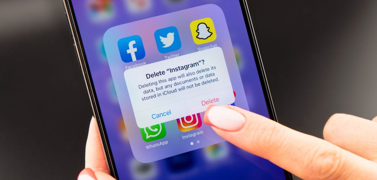Frau löscht Instagram-Konto
