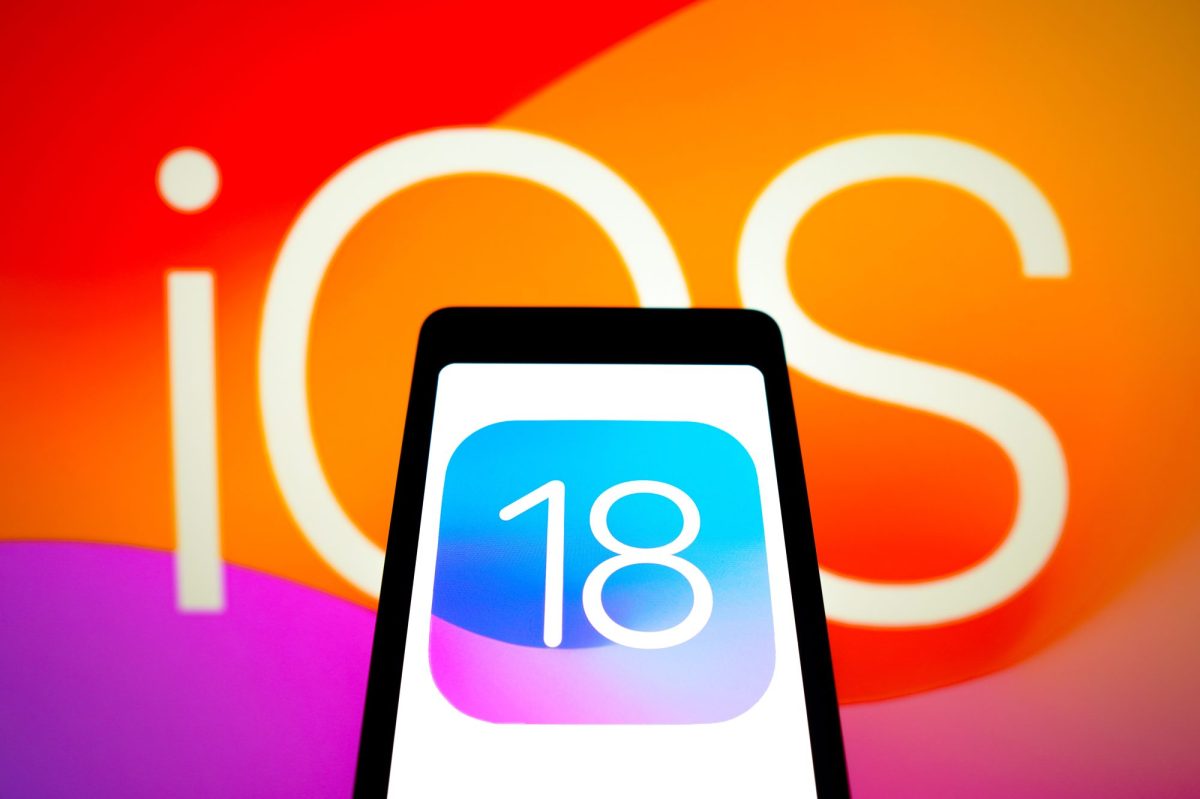 iOS 18-Logo auf einem Smartphone-Display.