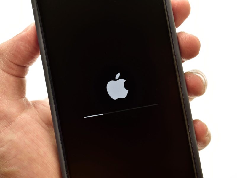 Auf einem iPhone wird ein Apple-Update installiert.