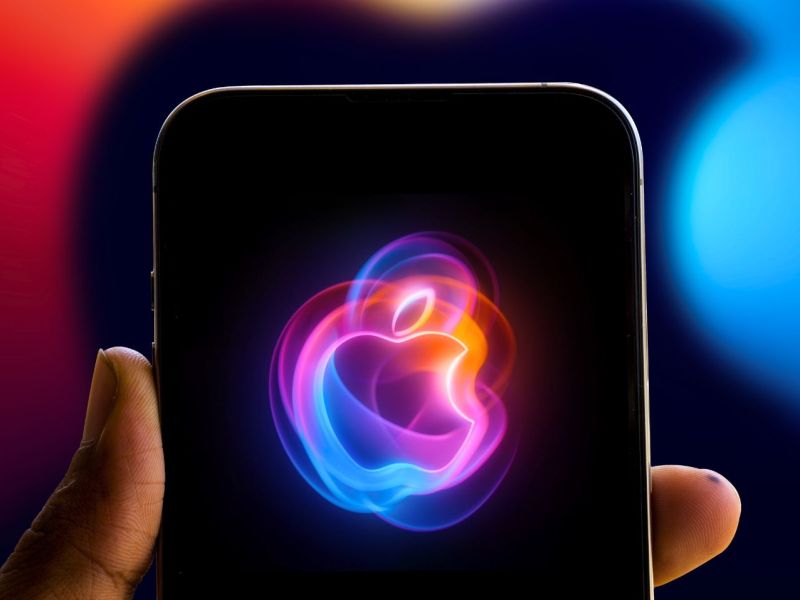 Person hält ein iPhone 16