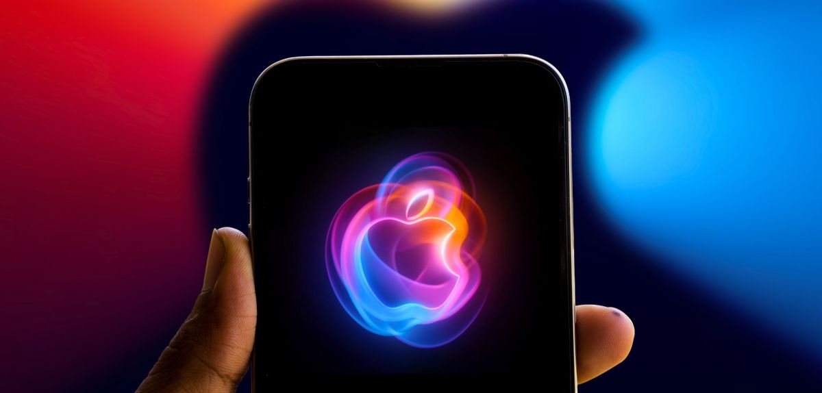 Person hält ein iPhone 16