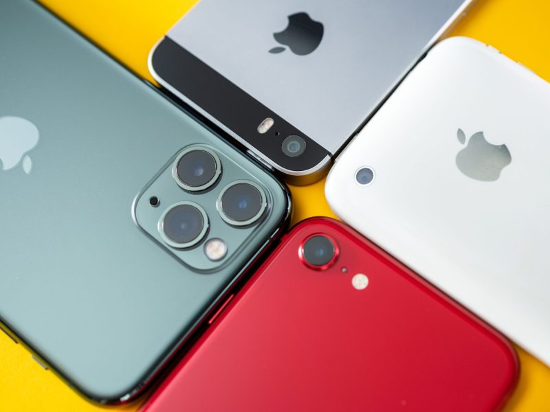 4 iPhones nebeneinander.