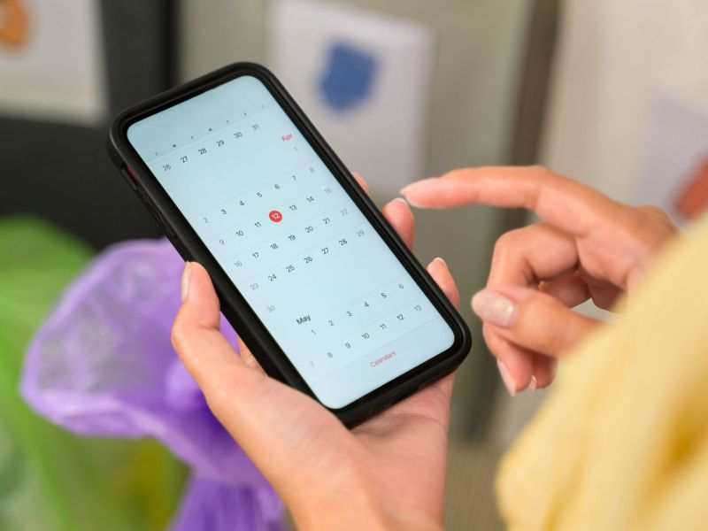 Frau nutzt Kalender-App