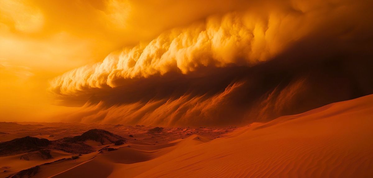 Eine dramatische Landschaft mit orangefarbenen Sanddünen und einer riesigen Gewitterwolke am Horizont