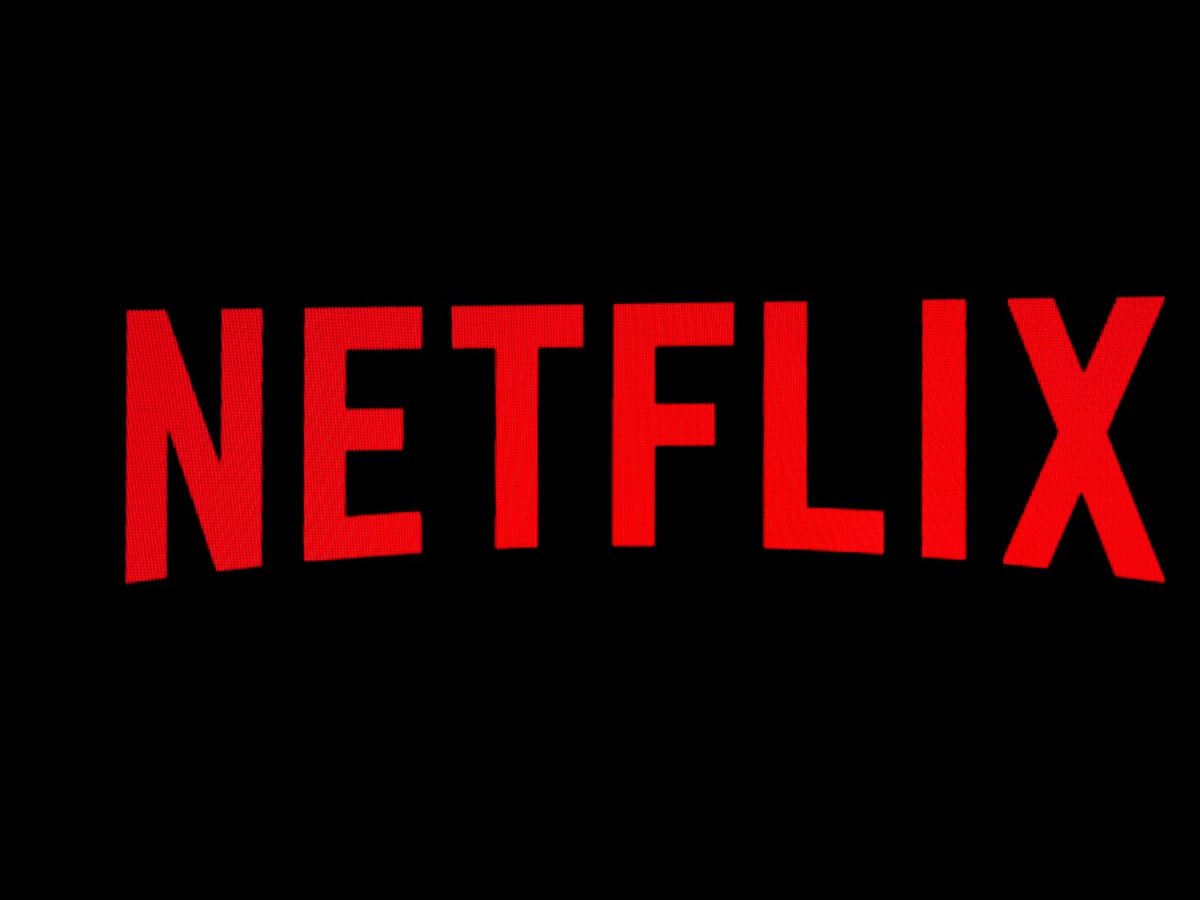 Rotes Netflix-Logo auf schwarzem Grund.