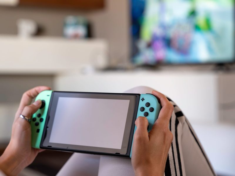 Person hält eine Special Edition der Nintendo Switch in der Hand.
